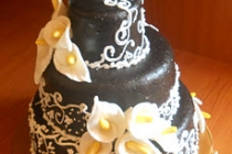 Tort negru dantelat cu cale albe/Black laced cake